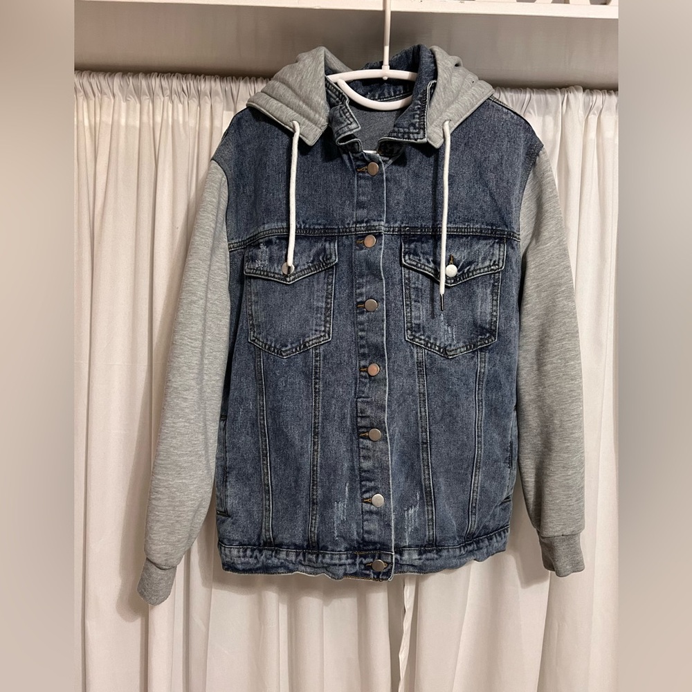 SHEIN Jean jacket w/ removable hoodie. SMALL DETERGENT STAIN ON BOTTOM OF SLEEVE